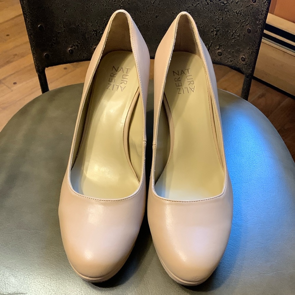 Naturalizer Nude Leather Round-Toe Pumps
